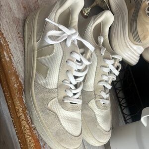 Veja Cream Sneakers Classic Design